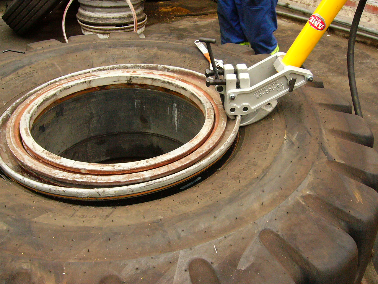 OTR Tire Bead Breaker - Image 2