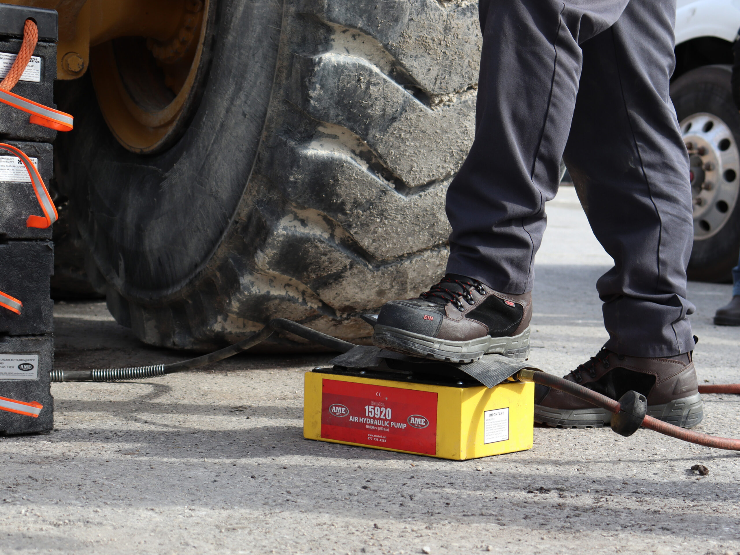 5 Quart Air Hydraulic Pump Steel - Image 2