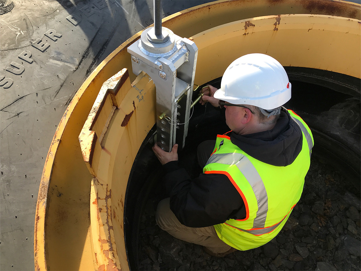 AME Intl 11950 Bead Seat Band Installer (5) In Use
